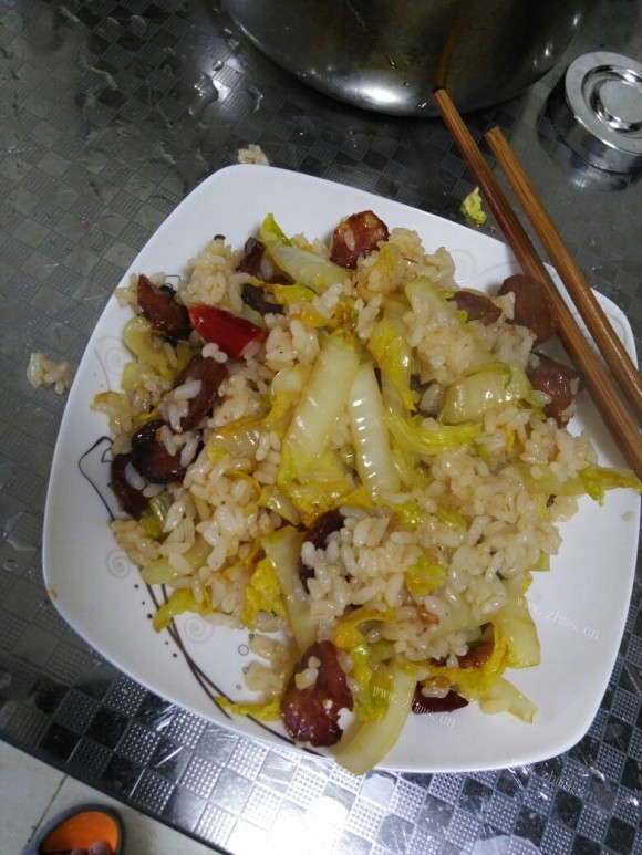 喷香的香肠炒饭