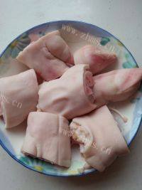 美味的黄豆猪蹄汤做法图解1)