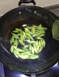 家常菜凉瓜炒牛肉做法图解4)