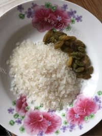 香甜葡萄干大米粥做法图解2)
