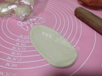 回味无穷的肉松面包卷做法图解10)