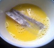 美味的酥炸鳕鱼排做法图解4)