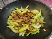 鲜甜芹菜炒肉片做法图解6)