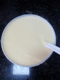 热腾腾的电饭煲蛋糕做法图解3)