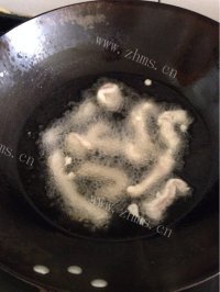 色香味浓的糖醋里脊做法图解4)