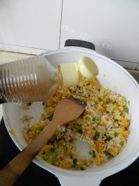 美味的萝卜干炒饭做法图解9)