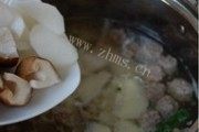 口感极佳的牛肉丸子萝卜汤做法图解5)