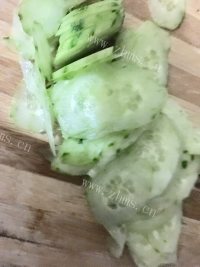 家常黄瓜炒腊肉做法图解1)