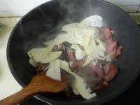 家常菜春笋炒腊肉做法图解8)