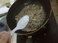 营养袖珍菇炒猪肉做法图解7)