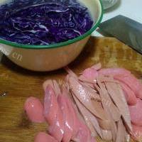 五彩的紫椰菜香肠炒面的做法图解四
