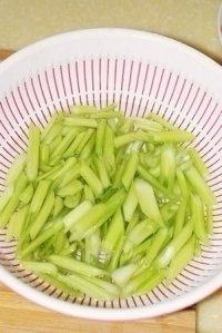 家常海米炝芹菜做法图解7)