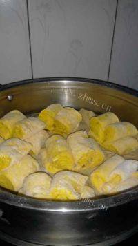 自制南瓜花卷做法图解11)