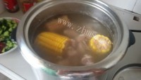 美味排骨玉米番茄汤做法图解3)