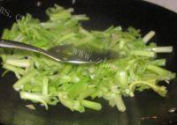 妈妈教我做芹菜炒肉做法图解3)