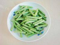 家常菜腊肉炒豆角做法图解1)