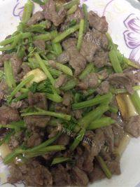 家常菜芹菜炒牛肉