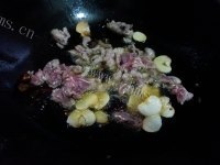 质嫩爽口的黄瓜炒肉做法图解4)
