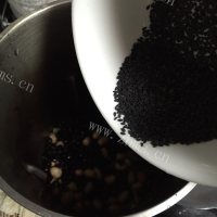 美味的芝麻黑豆浆做法图解2)
