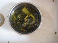 口感不错的酸菜炒肥肠做法图解5)