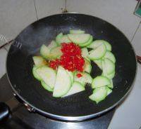 西葫芦炒鸡蛋（家常菜）做法图解11)