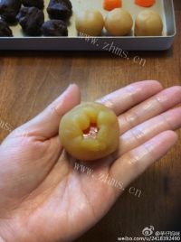 自制广式蛋黄莲蓉月饼做法图解2)