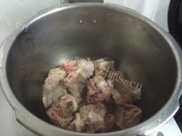 可口的炖牛排骨做法图解4)