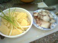 家常菜土豆片炒腊肉做法图解1)