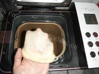 美味的淡奶油蜜红豆吐司做法图解3)