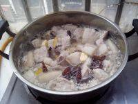 诱人的红烧肉炖土豆做法图解7)