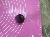 自制紫薯蛋黄酥做法图解11)