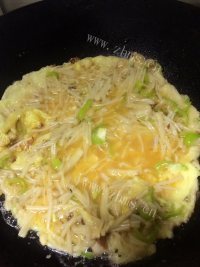 香气浓郁的金针菇炒鸡蛋做法图解4)