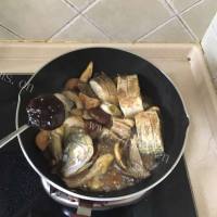 鲜美的菌菇炖鱼做法图解7)