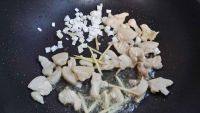 家常菜蒜苔炒肉做法图解4)