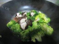 西兰花香菇炒培根做法图解7)