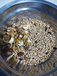 美味的核桃豆浆做法图解1)