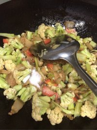 美味的菜花炒肉做法图解6)
