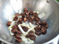 美味的腊肠煲仔饭做法图解6)