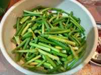 家常菜蒜苗炒肉片做法图解2)