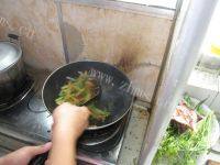 家常菜芹菜炒土豆做法图解8)