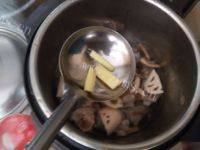 鲜美的茶树菇莲藕汤做法图解8)