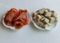 辣白菜炖冻豆腐做法图解1)