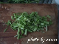 鲜嫩可口的菠菜杆炒鸡蛋做法图解3)