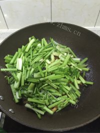 好吃家庭炒芹菜做法图解6)