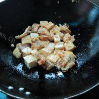 家常菜豆腐煮鱼做法图解9)