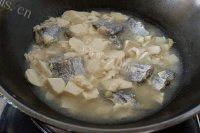 家常带鱼炖豆腐做法图解12)