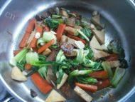 家常菜腊肉炒豆干做法图解6)