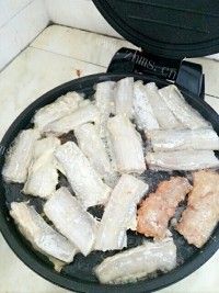 美味的煎带鱼做法图解4)