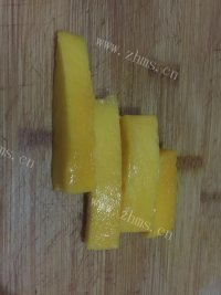 色泽鲜亮的芒果班戟做法图解7)