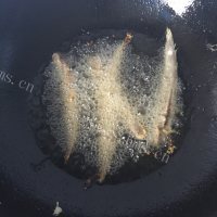 香飘十里的炸小鱼做法图解4)